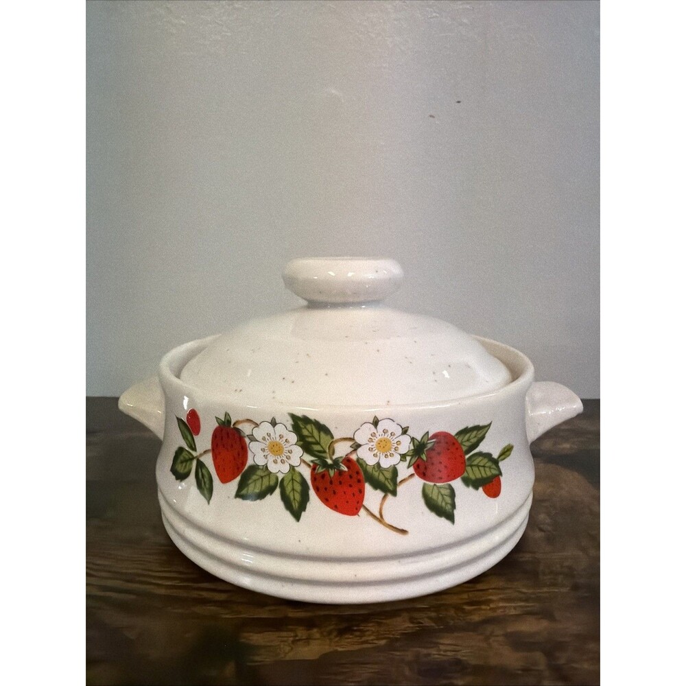 Sheffield Strawberries n Cream Stoneware Soup Bowl with Lid Cottage Core Japan